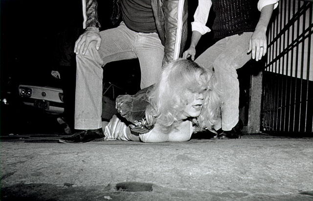 Foto intitulada 'Prisão de travesti', de Juca Martins. Reprodução SP-Arte, 2019